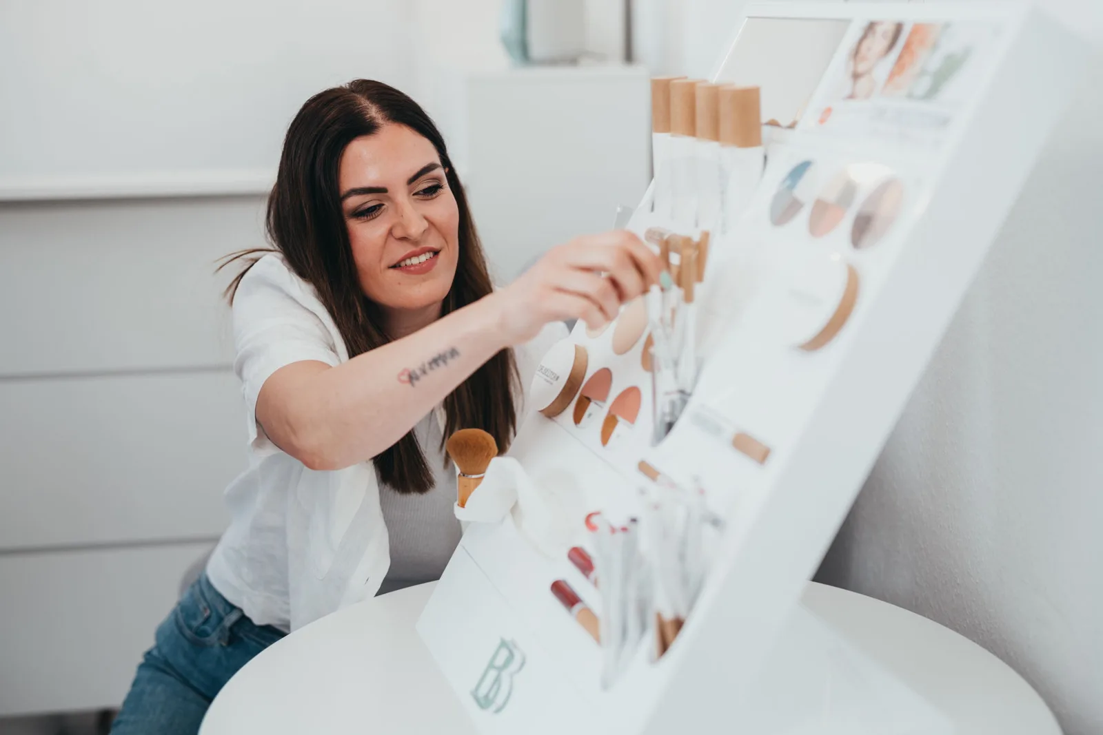 Make-up-Beratung am Dr. Belter Display