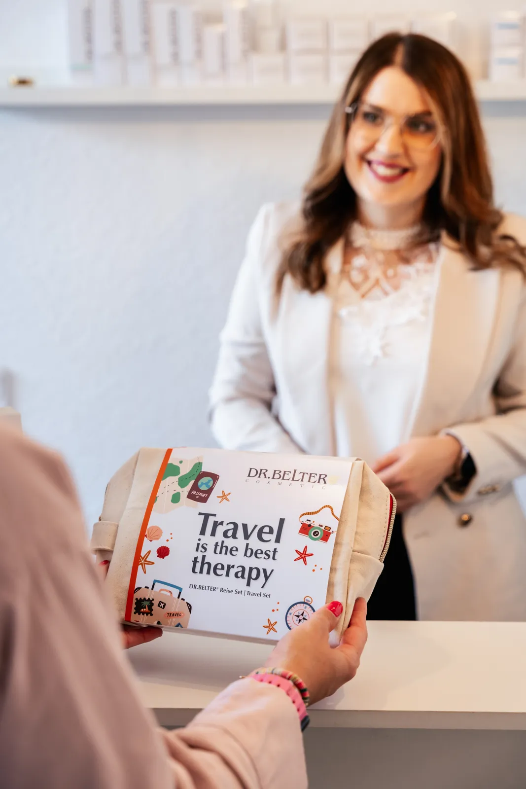 Jelena überreicht ein Dr. Belter Pflegeset