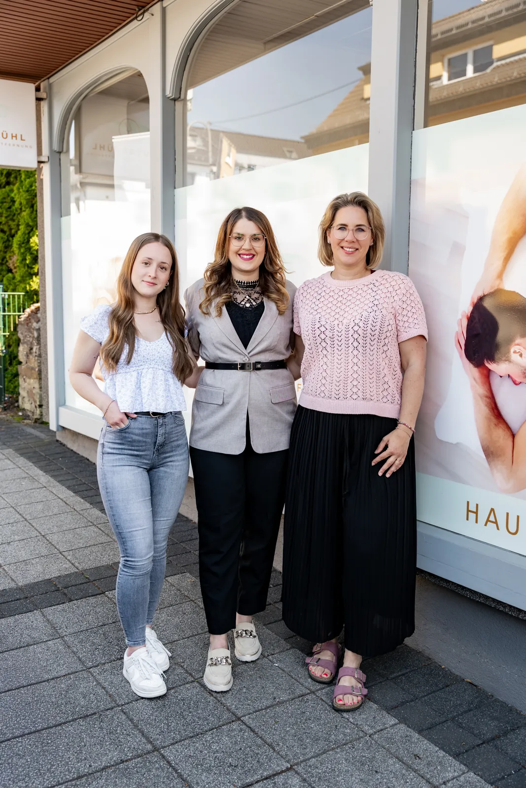 Lara, Jelena und Nadine vor dem Studio Hautgefühl